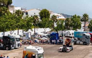 Torrox, İspanya - 22 Temmuz 2018 göster: ziyaretçiler, traktör birimlerinin güçlü makineleri bir Endülüs kasaba meydanında toplandı