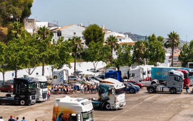 Torrox, İspanya - 22 Temmuz 2018 göster: ziyaretçiler, traktör birimlerinin güçlü makineleri bir Endülüs kasaba meydanında toplandı