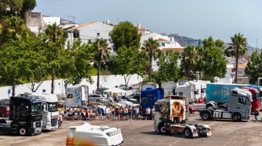 Torrox, İspanya - 22 Temmuz 2018 göster: ziyaretçiler, traktör birimlerinin güçlü makineleri bir Endülüs kasaba meydanında toplandı
