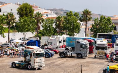 Torrox, İspanya - 22 Temmuz 2018 göster: ziyaretçiler, traktör birimlerinin güçlü makineleri bir Endülüs kasaba meydanında toplandı