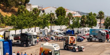 Torrox, İspanya - 22 Temmuz 2018 göster: ziyaretçiler, traktör birimlerinin güçlü makineleri bir Endülüs kasaba meydanında toplandı