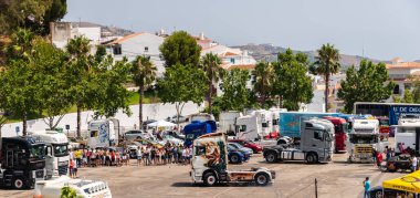 Torrox, İspanya - 22 Temmuz 2018 göster: ziyaretçiler, traktör birimlerinin güçlü makineleri bir Endülüs kasaba meydanında toplandı