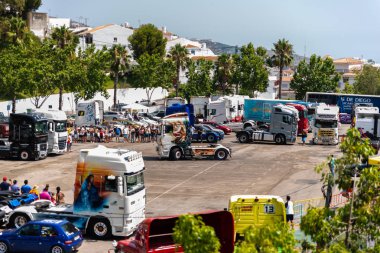 Torrox, İspanya - 22 Temmuz 2018 göster: ziyaretçiler, traktör birimlerinin güçlü makineleri bir Endülüs kasaba meydanında toplandı