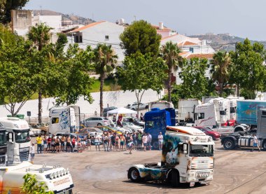Torrox, İspanya - 22 Temmuz 2018 göster: ziyaretçiler, traktör birimlerinin güçlü makineleri bir Endülüs kasaba meydanında toplandı