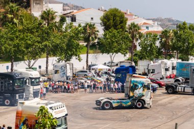Torrox, İspanya - 22 Temmuz 2018 göster: ziyaretçiler, traktör birimlerinin güçlü makineleri bir Endülüs kasaba meydanında toplandı