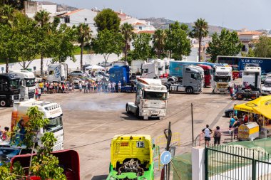 Torrox, İspanya - 22 Temmuz 2018 göster: ziyaretçiler, traktör birimlerinin güçlü makineleri bir Endülüs kasaba meydanında toplandı