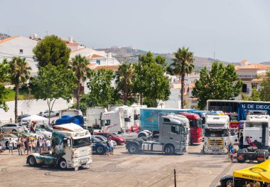 Torrox, İspanya - 22 Temmuz 2018 göster: ziyaretçiler, traktör birimlerinin güçlü makineleri bir Endülüs kasaba meydanında toplandı