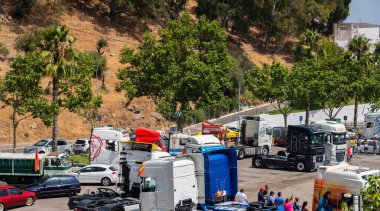 Torrox, İspanya - 22 Temmuz 2018 göster: ziyaretçiler, traktör birimlerinin güçlü makineleri bir Endülüs kasaba meydanında toplandı