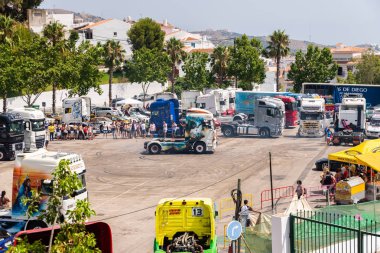 Torrox, İspanya - 22 Temmuz 2018 göster: ziyaretçiler, traktör birimlerinin güçlü makineleri bir Endülüs kasaba meydanında toplandı