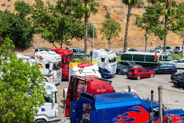 Torrox, İspanya - 22 Temmuz 2018 göster: ziyaretçiler, traktör birimlerinin güçlü makineleri bir Endülüs kasaba meydanında toplandı