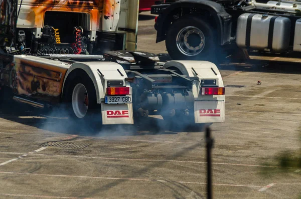 Torrox, İspanya - 22 Temmuz 2018 göster: ziyaretçiler, traktör birimlerinin güçlü makineleri bir Endülüs kasaba meydanında toplandı