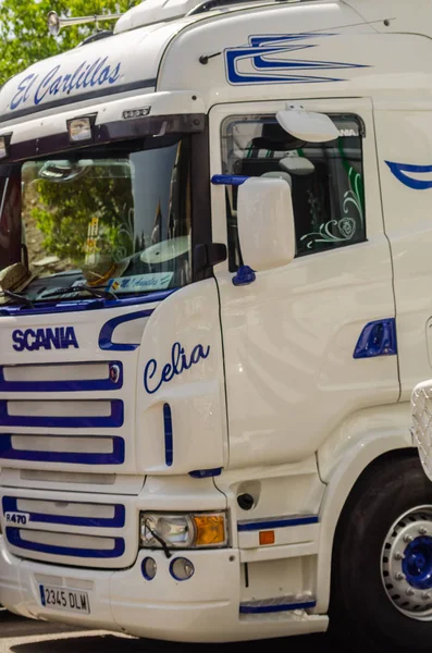 Torrox, İspanya - 22 Temmuz 2018 göster: ziyaretçiler, traktör birimlerinin güçlü makineleri bir Endülüs kasaba meydanında toplandı