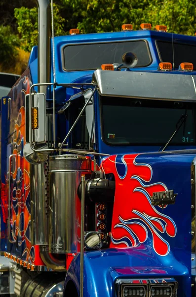 Torrox, İspanya - 22 Temmuz 2018 göster: ziyaretçiler, traktör birimlerinin güçlü makineleri bir Endülüs kasaba meydanında toplandı