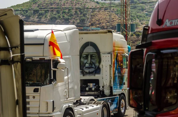 Torrox, İspanya - 22 Temmuz 2018 göster: ziyaretçiler, traktör birimlerinin güçlü makineleri bir Endülüs kasaba meydanında toplandı