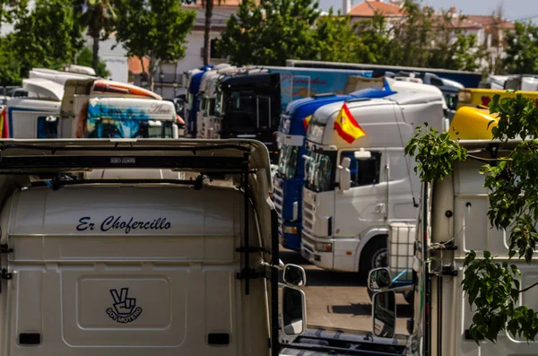 Torrox, İspanya - 22 Temmuz 2018 göster: ziyaretçiler, traktör birimlerinin güçlü makineleri bir Endülüs kasaba meydanında toplandı