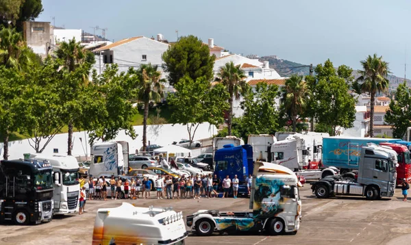 Torrox, İspanya - 22 Temmuz 2018 göster: ziyaretçiler, traktör birimlerinin güçlü makineleri bir Endülüs kasaba meydanında toplandı