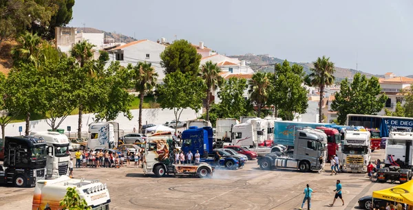 Torrox, İspanya - 22 Temmuz 2018 göster: ziyaretçiler, traktör birimlerinin güçlü makineleri bir Endülüs kasaba meydanında toplandı