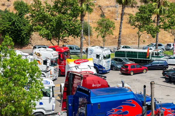 Torrox, İspanya - 22 Temmuz 2018 göster: ziyaretçiler, traktör birimlerinin güçlü makineleri bir Endülüs kasaba meydanında toplandı