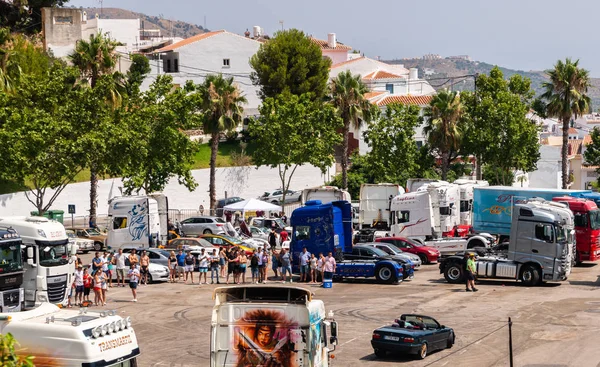 Torrox, İspanya - 22 Temmuz 2018 göster: ziyaretçiler, traktör birimlerinin güçlü makineleri bir Endülüs kasaba meydanında toplandı