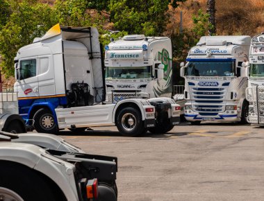 Torrox, İspanya - 22 Temmuz 2018 göster: ziyaretçiler, traktör birimlerinin güçlü makineleri bir Endülüs kasaba meydanında toplandı