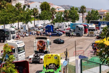 Torrox, İspanya - 22 Temmuz 2018 göster: ziyaretçiler, traktör birimlerinin güçlü makineleri bir Endülüs kasaba meydanında toplandı
