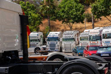 Torrox, İspanya - 22 Temmuz 2018 göster: ziyaretçiler, traktör birimlerinin güçlü makineleri bir Endülüs kasaba meydanında toplandı