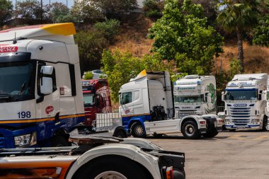 Torrox, İspanya - 22 Temmuz 2018 göster: ziyaretçiler, traktör birimlerinin güçlü makineleri bir Endülüs kasaba meydanında toplandı