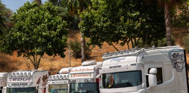 Torrox, İspanya - 22 Temmuz 2018 göster: ziyaretçiler, traktör birimlerinin güçlü makineleri bir Endülüs kasaba meydanında toplandı