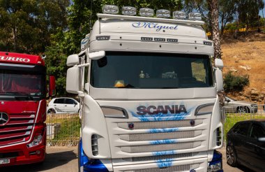 Torrox, İspanya - 22 Temmuz 2018 göster: ziyaretçiler, traktör birimlerinin güçlü makineleri bir Endülüs kasaba meydanında toplandı