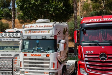 Torrox, İspanya - 22 Temmuz 2018 göster: ziyaretçiler, traktör birimlerinin güçlü makineleri bir Endülüs kasaba meydanında toplandı