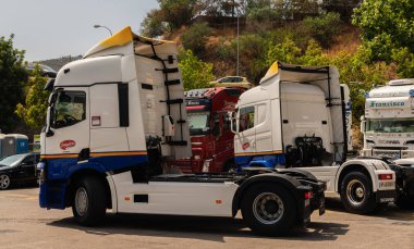 Torrox, İspanya - 22 Temmuz 2018 göster: ziyaretçiler, traktör birimlerinin güçlü makineleri bir Endülüs kasaba meydanında toplandı