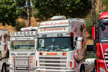 Torrox, İspanya - 22 Temmuz 2018 göster: ziyaretçiler, traktör birimlerinin güçlü makineleri bir Endülüs kasaba meydanında toplandı