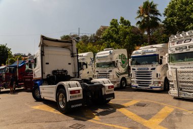 Torrox, İspanya - 22 Temmuz 2018 göster: ziyaretçiler, traktör birimlerinin güçlü makineleri bir Endülüs kasaba meydanında toplandı