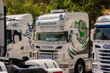 Torrox, İspanya - 22 Temmuz 2018 göster: ziyaretçiler, traktör birimlerinin güçlü makineleri bir Endülüs kasaba meydanında toplandı