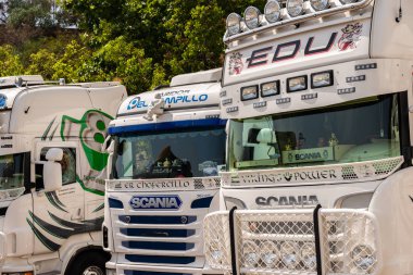 Torrox, İspanya - 22 Temmuz 2018 göster: ziyaretçiler, traktör birimlerinin güçlü makineleri bir Endülüs kasaba meydanında toplandı