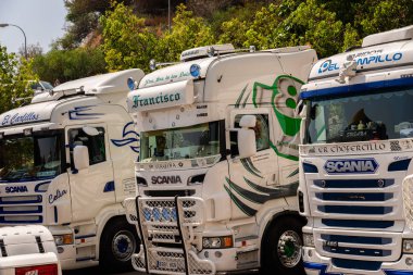 Torrox, İspanya - 22 Temmuz 2018 göster: ziyaretçiler, traktör birimlerinin güçlü makineleri bir Endülüs kasaba meydanında toplandı