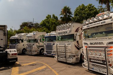 Torrox, İspanya - 22 Temmuz 2018 göster: ziyaretçiler, traktör birimlerinin güçlü makineleri bir Endülüs kasaba meydanında toplandı