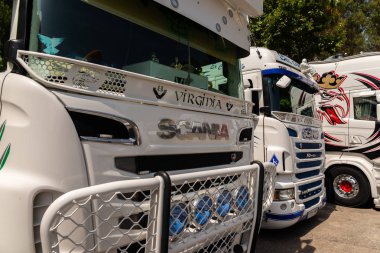 Torrox, İspanya - 22 Temmuz 2018 göster: ziyaretçiler, traktör birimlerinin güçlü makineleri bir Endülüs kasaba meydanında toplandı