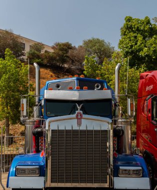 Torrox, İspanya - 22 Temmuz 2018 göster: ziyaretçiler, traktör birimlerinin güçlü makineleri bir Endülüs kasaba meydanında toplandı