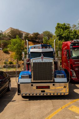 Torrox, İspanya - 22 Temmuz 2018 göster: ziyaretçiler, traktör birimlerinin güçlü makineleri bir Endülüs kasaba meydanında toplandı