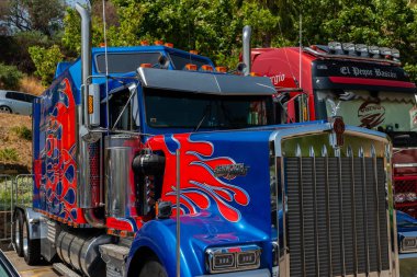 Torrox, İspanya - 22 Temmuz 2018 göster: ziyaretçiler, traktör birimlerinin güçlü makineleri bir Endülüs kasaba meydanında toplandı