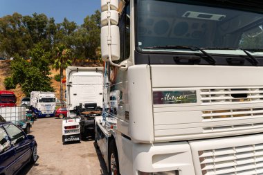 Torrox, İspanya - 22 Temmuz 2018 göster: ziyaretçiler, traktör birimlerinin güçlü makineleri bir Endülüs kasaba meydanında toplandı