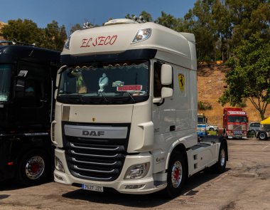 Torrox, İspanya - 22 Temmuz 2018 göster: ziyaretçiler, traktör birimlerinin güçlü makineleri bir Endülüs kasaba meydanında toplandı