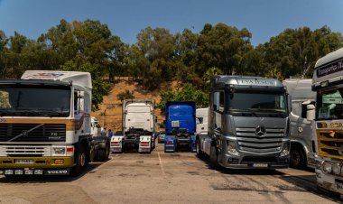 Torrox, İspanya - 22 Temmuz 2018 göster: ziyaretçiler, traktör birimlerinin güçlü makineleri bir Endülüs kasaba meydanında toplandı