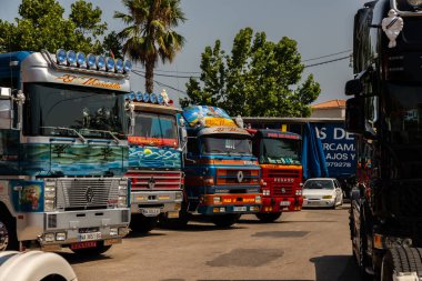 Torrox, İspanya - 22 Temmuz 2018 göster: ziyaretçiler, traktör birimlerinin güçlü makineleri bir Endülüs kasaba meydanında toplandı