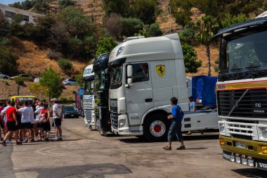 Torrox, İspanya - 22 Temmuz 2018 göster: ziyaretçiler, traktör birimlerinin güçlü makineleri bir Endülüs kasaba meydanında toplandı