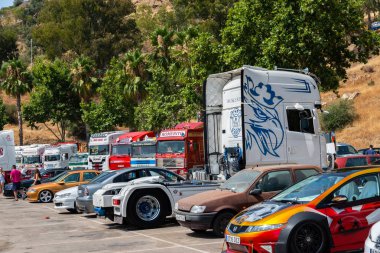 Torrox, İspanya - 22 Temmuz 2018 göster: ziyaretçiler, traktör birimlerinin güçlü makineleri bir Endülüs kasaba meydanında toplandı