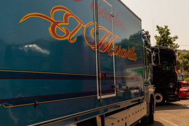 Torrox, İspanya - 22 Temmuz 2018 göster: ziyaretçiler, traktör birimlerinin güçlü makineleri bir Endülüs kasaba meydanında toplandı