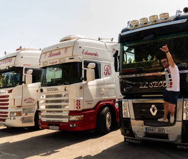 Torrox, İspanya - 22 Temmuz 2018 göster: ziyaretçiler, traktör birimlerinin güçlü makineleri bir Endülüs kasaba meydanında toplandı