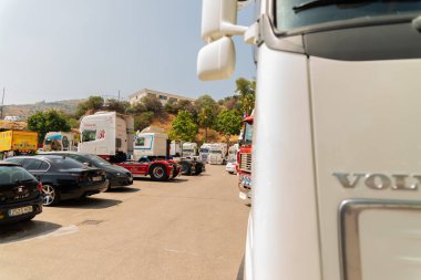 Torrox, İspanya - 22 Temmuz 2018 göster: ziyaretçiler, traktör birimlerinin güçlü makineleri bir Endülüs kasaba meydanında toplandı